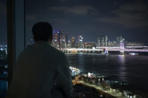 부산 야경과 여행객의 피로 회복을 상징하는 분위기 이미지