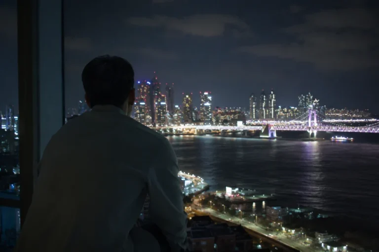 부산 야경과 여행객의 피로 회복을 상징하는 분위기 이미지