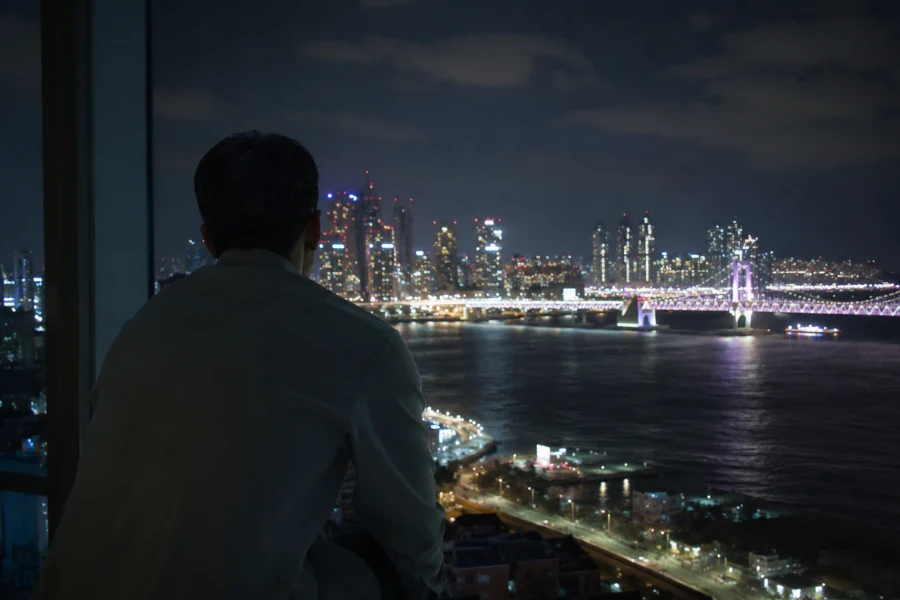 부산 야경과 여행객의 피로 회복을 상징하는 분위기 이미지